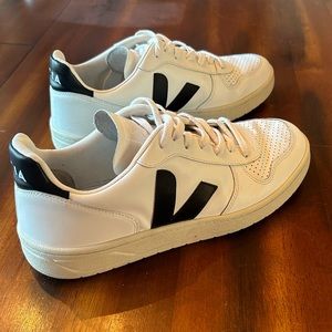 VEJA T2 men's low top sneakers 11.5